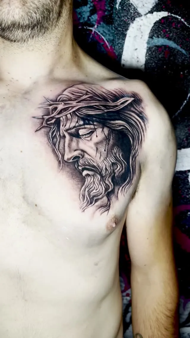 Cristo con corona de espinas en el pecho — tatuaje terminado — Clandestine Art Studio Marmolejo