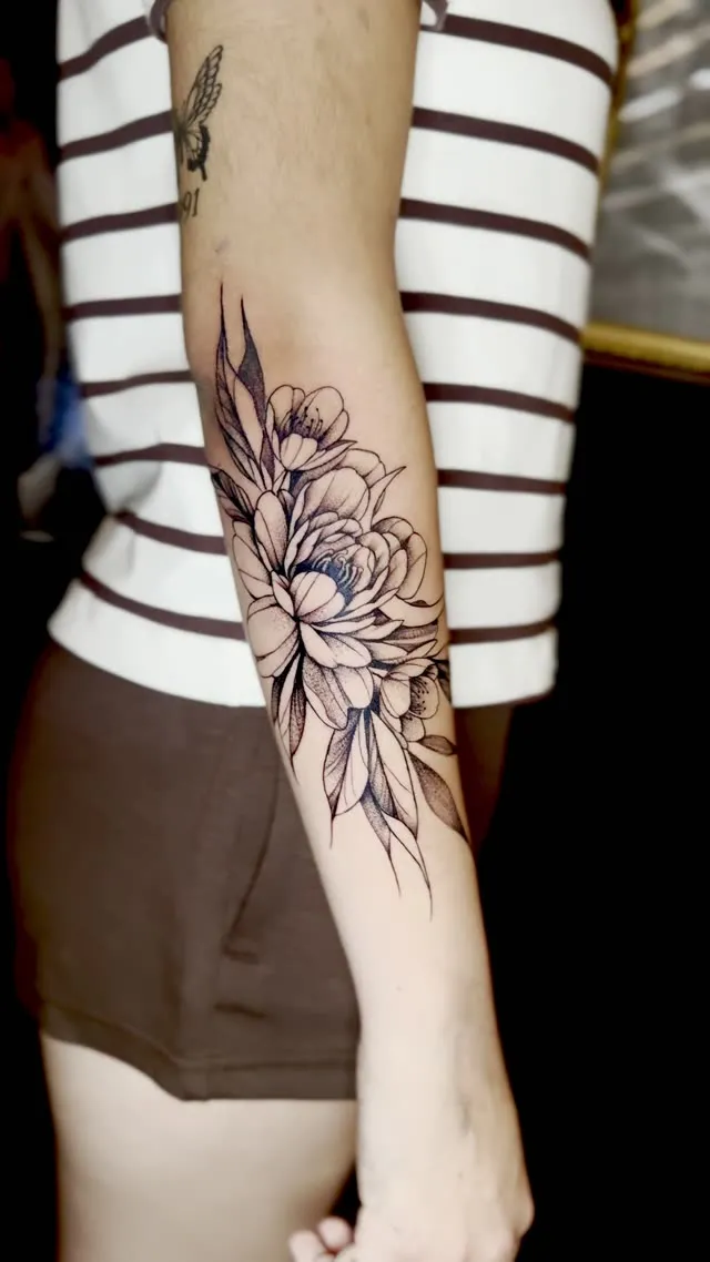 Peonías en línea fina en el antebrazo — tatuaje terminado — Clandestine Art Studio Marmolejo