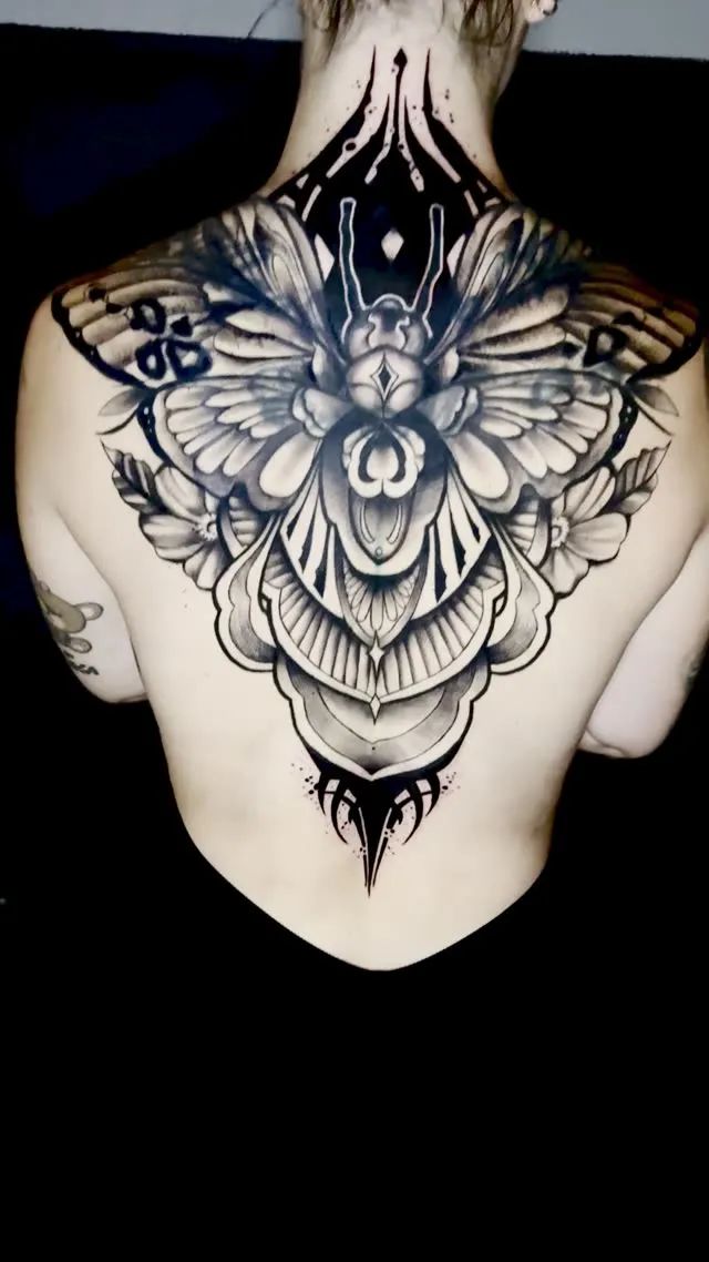 Polilla ornamental en la espalda — tatuaje terminado — Clandestine Art Studio Marmolejo