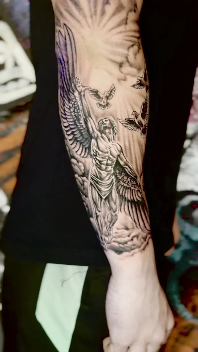 Ángel con palomas en el antebrazo — tatuaje terminado — Clandestine Art Studio Marmolejo