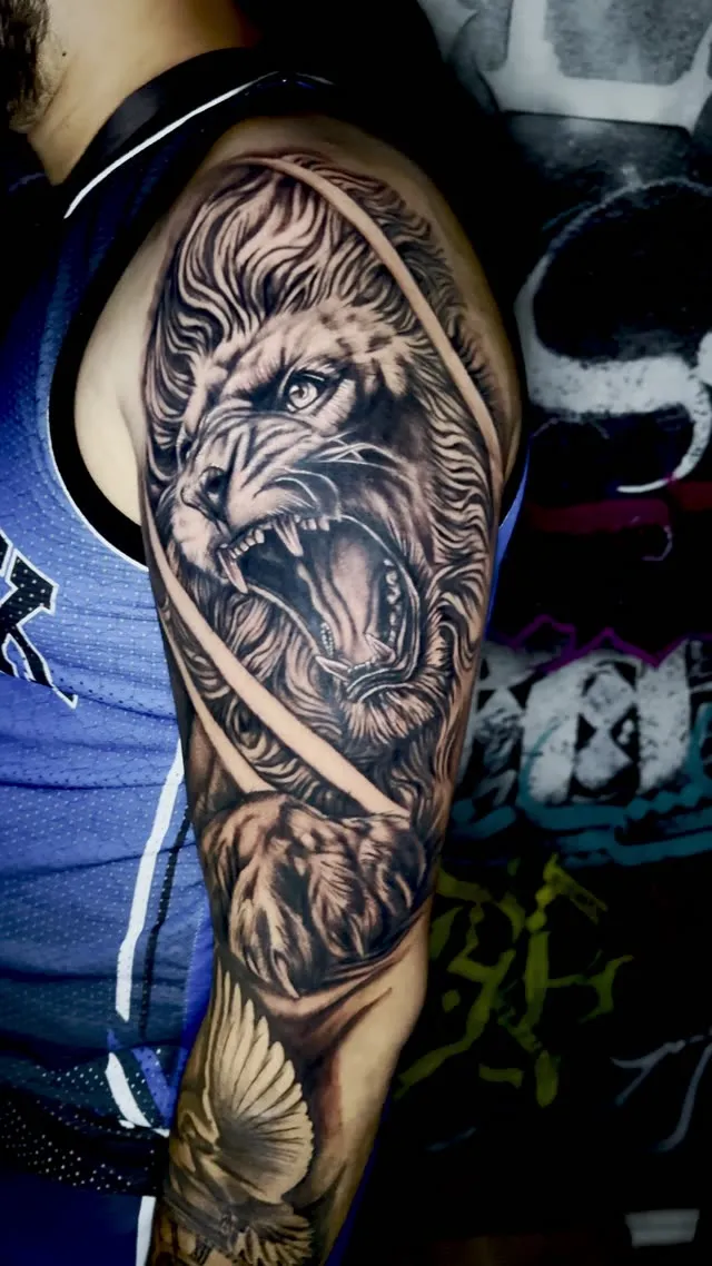 León en manga completa — tatuaje terminado — Clandestine Art Studio Marmolejo
