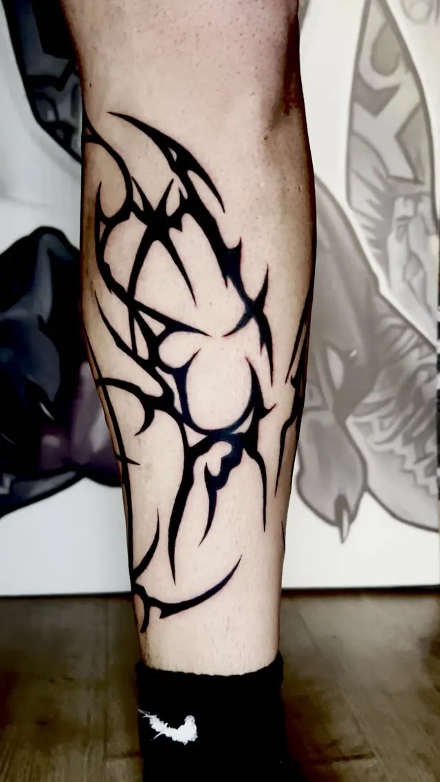 Blackwork tribal en la pierna — tatuaje terminado — Clandestine Art Studio Marmolejo