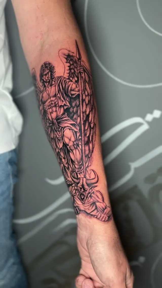 Arcángel Miguel venciendo al demonio en el antebrazo — tatuaje terminado — Clandestine Art Studio Marmolejo