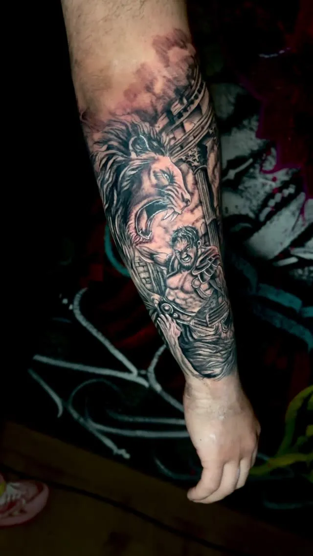 Gladiador y león en el antebrazo — tatuaje terminado — Clandestine Art Studio Marmolejo