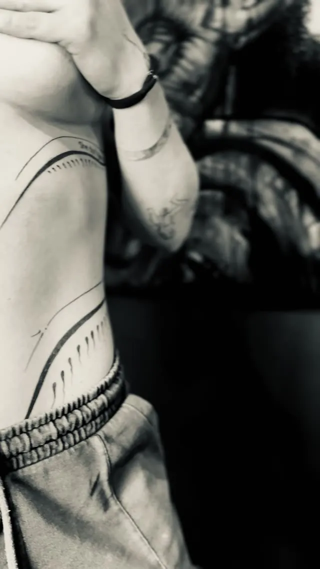 Línea fina abstracta en el costillar — tatuaje terminado — Clandestine Art Studio Marmolejo