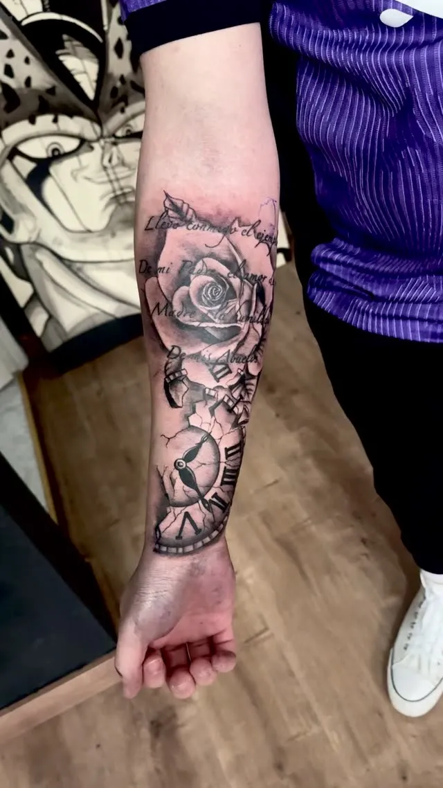 Reloj roto y rosa con dedicatoria en el antebrazo — tatuaje terminado — Clandestine Art Studio Marmolejo