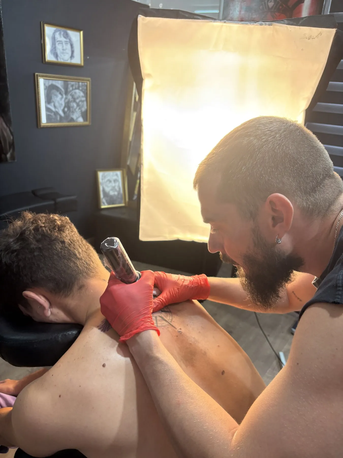 Manuel tatuando en el estudio