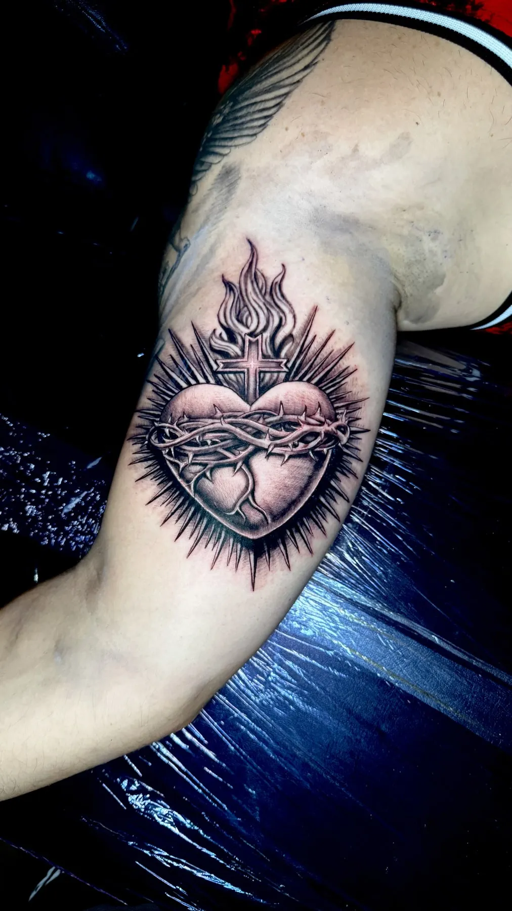 Corazón sagrado con llama, fine line — Clandestine Art Studio Marmolejo