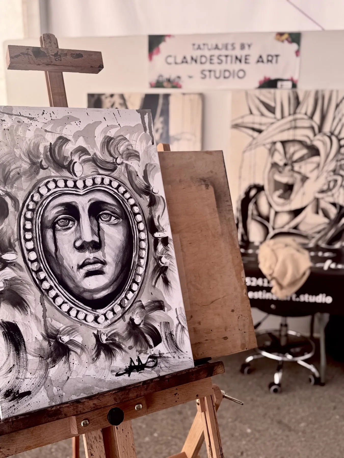 Cuadro en el caballete del estudio — Clandestine Art Studio Marmolejo