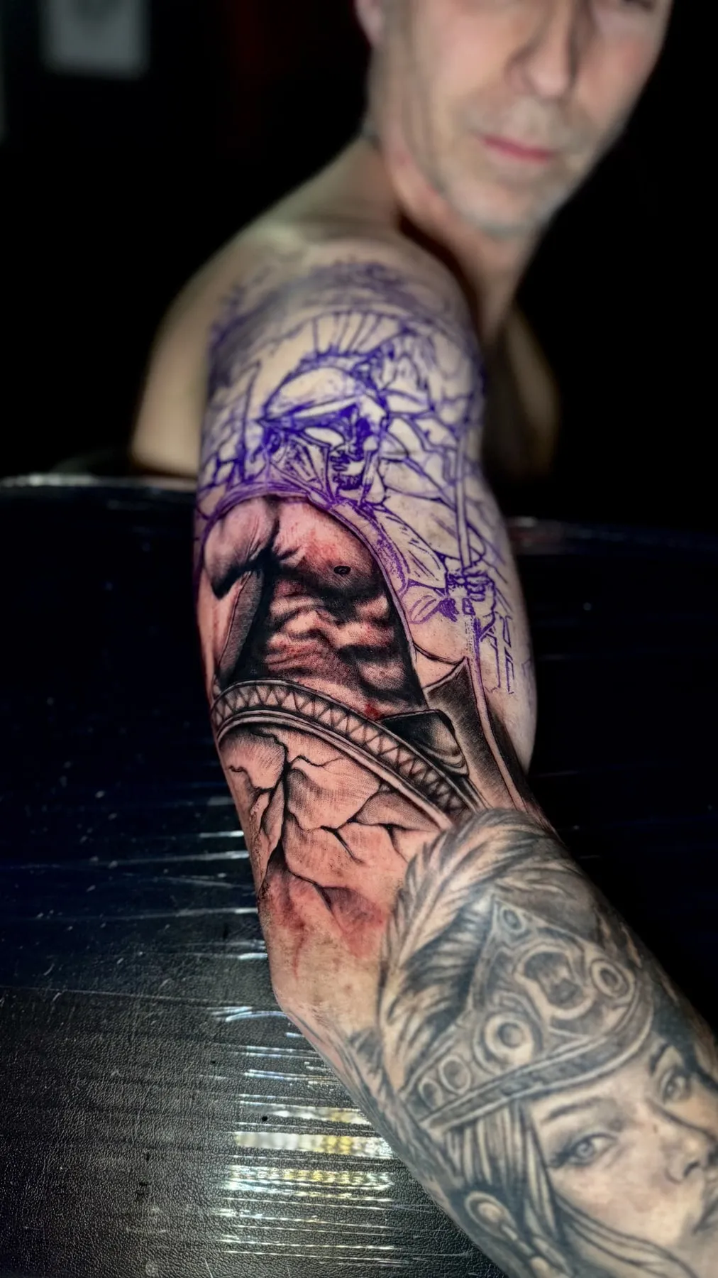 Puntillismo geométrico en el brazo — Clandestine Art Studio Marmolejo