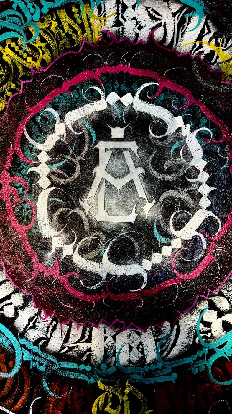 Mural del logo, formato vertical — Clandestine Art Studio Marmolejo