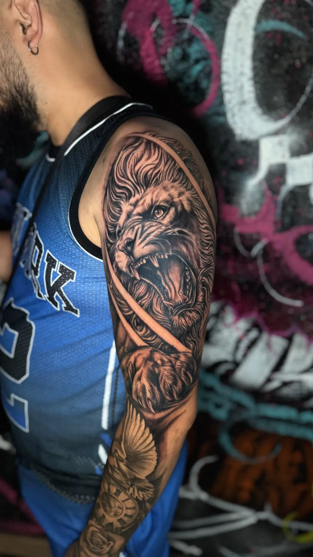 León a color en el brazo — Clandestine Art Studio Marmolejo