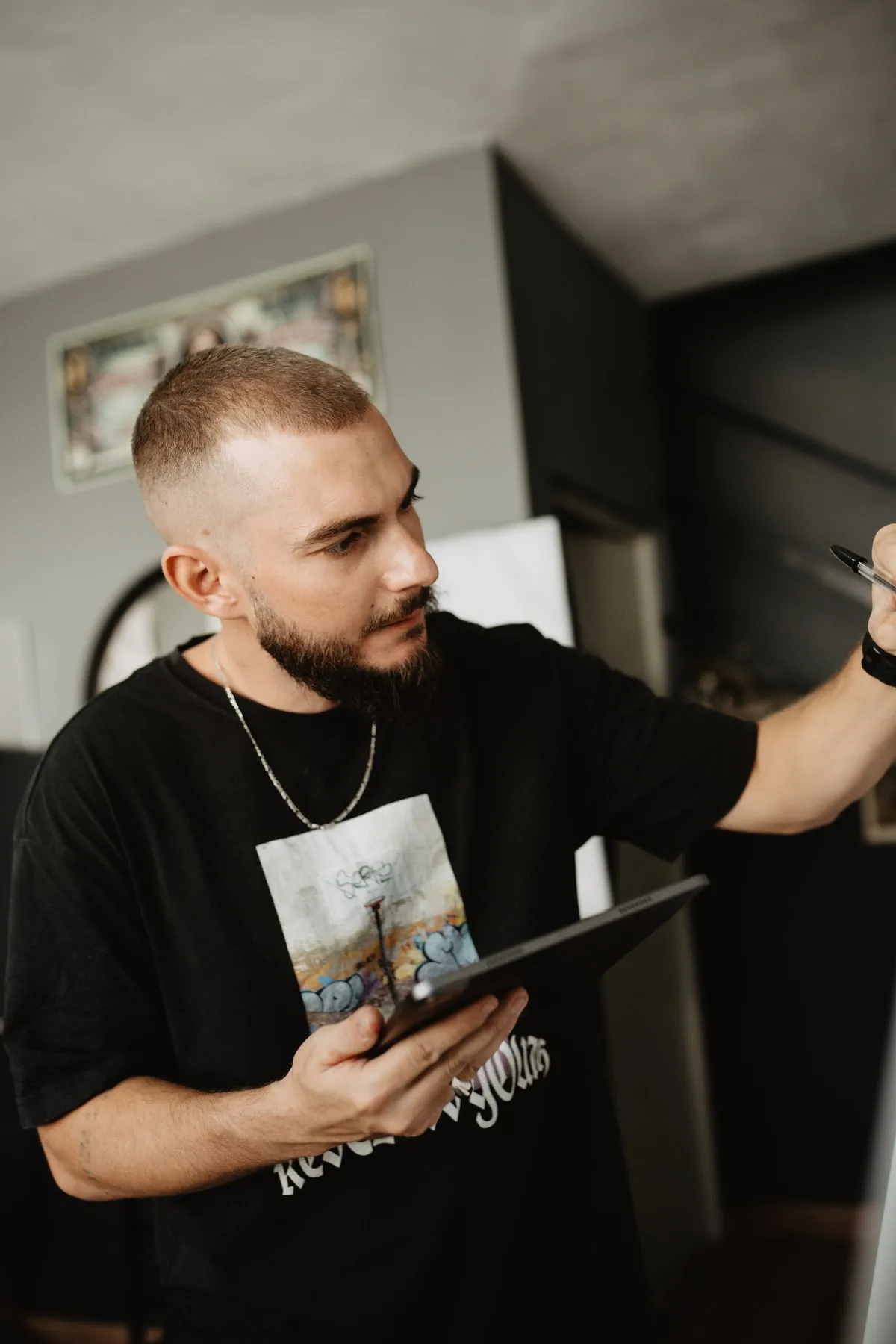 Manuel diseñando en tableta gráfica