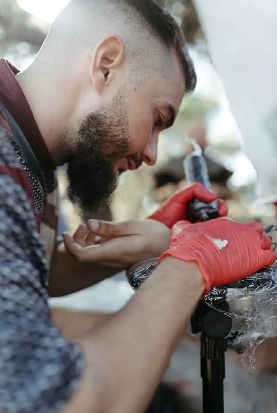 Manuel tatuando, primer plano de manos