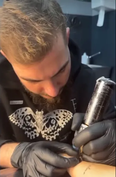 Manuel J. Jurado tatuando en el estudio