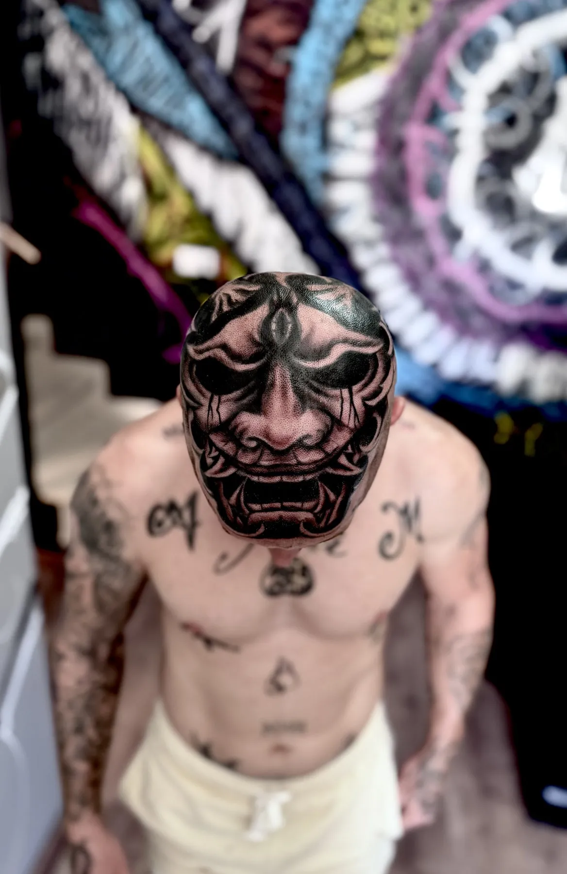 Máscara demoníaca en el pecho — Clandestine Art Studio Marmolejo