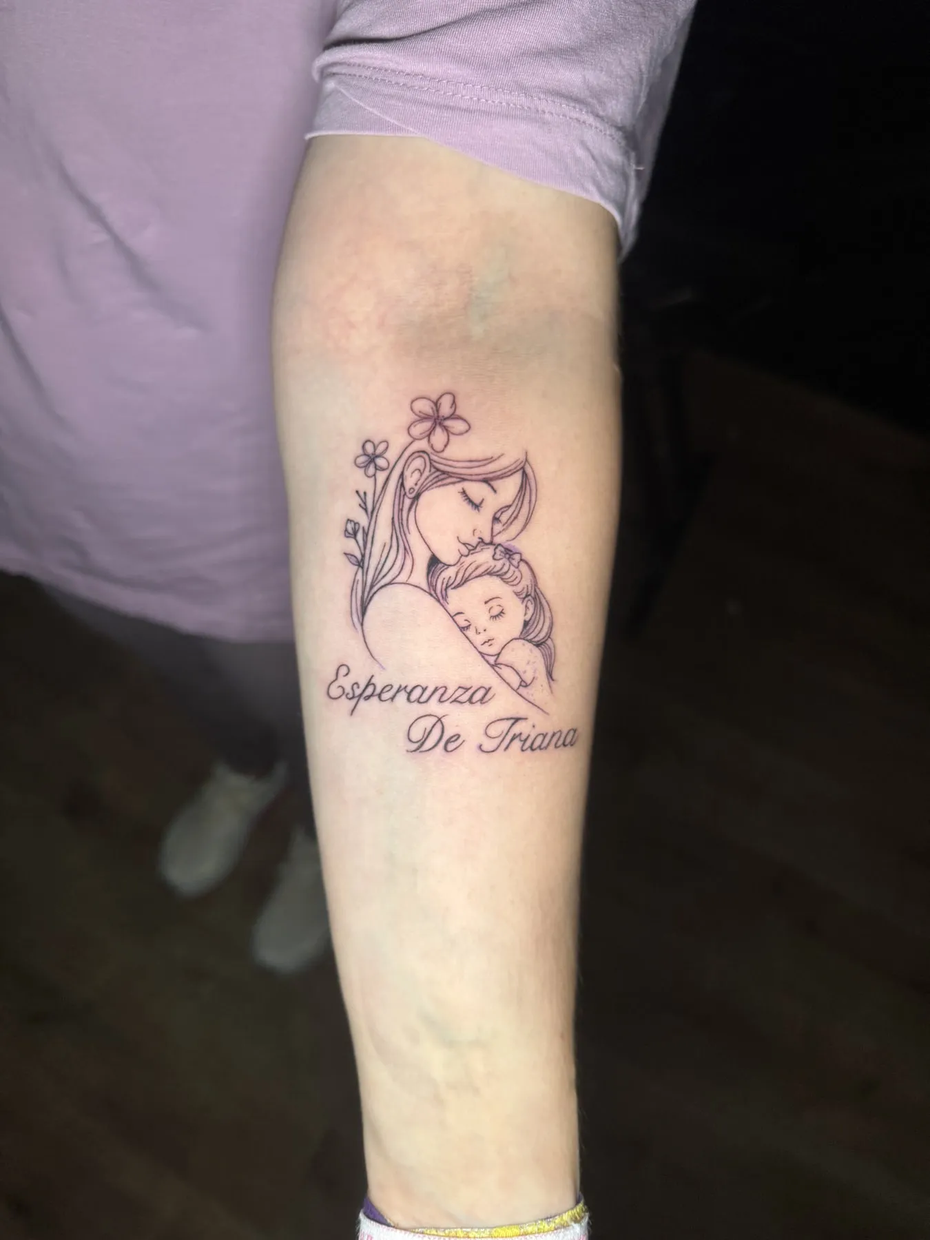 Flor y lettering en la pierna — Clandestine Art Studio Marmolejo