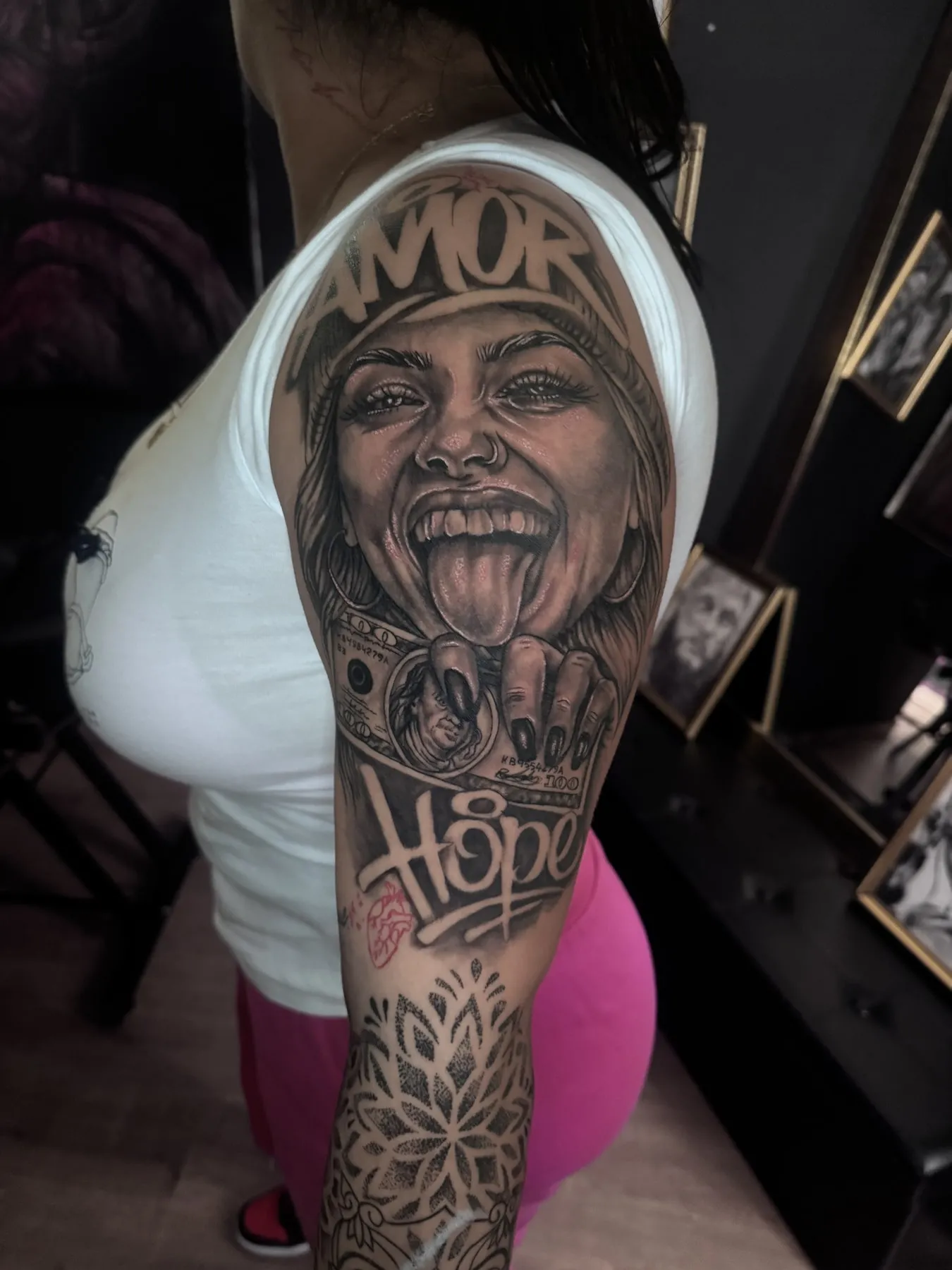 Retrato realista con lettering "Hope" — Clandestine Art Studio Marmolejo