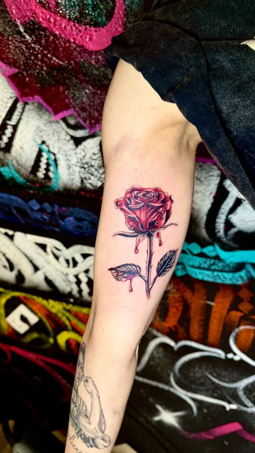 Rosa a color en el antebrazo — Clandestine Art Studio Marmolejo